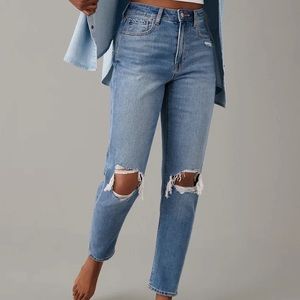 American Eagle Outfitters Distressed High Rise Mom Jeans Size 8 Blue